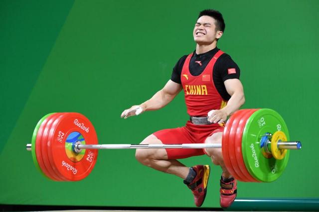 Zhiyong Shi soma 352 kg levantados e aumenta o nmero de medalhas de ouro para a China GOH CHAI HIN/AFP