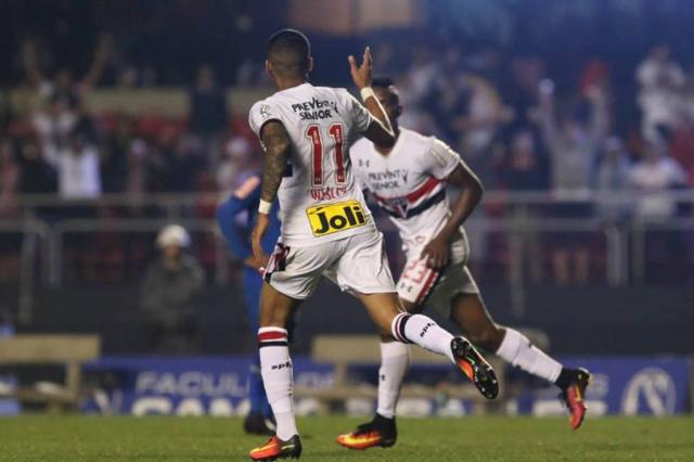 Wesley marca, São Paulo vence e aproxima Cruzeiro do Z-4 Rubens Chiri / Divulgação São Paulo/Divulgação São Paulo
