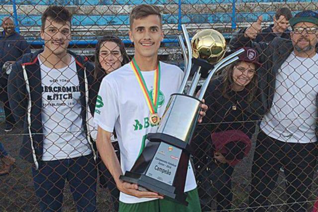 Pretendido por Grêmio e Inter, promessa do Juventude assina com o Corinthians Arquivo pessoal / Arquivo pessoal/Arquivo pessoal Pretendido por Grêmio e Inter, promessa do Juventude assina com o Corinthians Arquivo pessoal / Arquivo pessoal/Arquivo pessoal