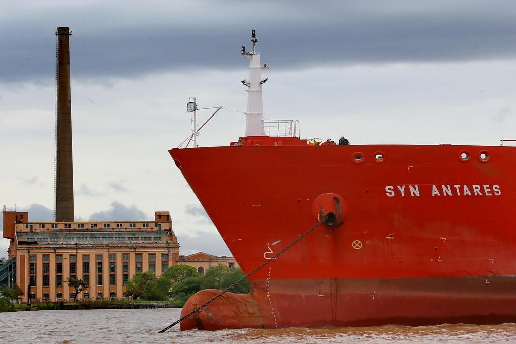 Erro de manobra ou falha mecânica são apontados como hipóteses para encalhe de navio no Guaíba