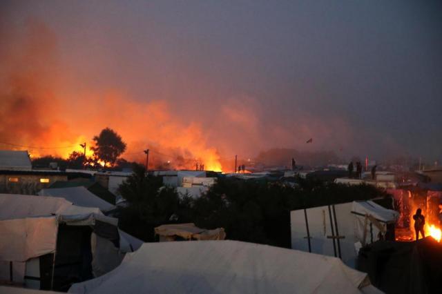 Barracos são incendiados na França durante evacuação de imigrantes François NASCIMBENI/AFP
