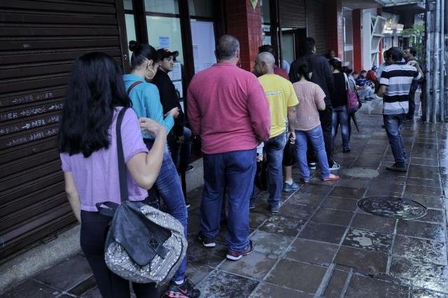 Resultado de imagem para Foto fila de procura de emprego