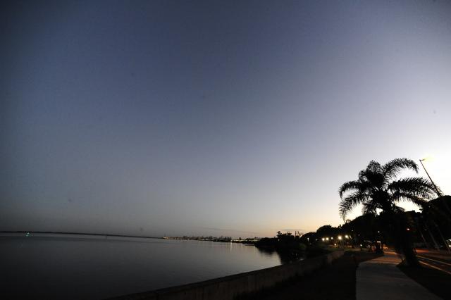 Porto Alegre terá céu limpo, sol e temperaturas amenas nesta quarta-feira Ronaldo Bernardi / Agência RBS/Agência RBS Porto Alegre terá céu limpo, sol e temperaturas amenas nesta quarta-feira Ronaldo Bernardi / Agência RBS/Agência RBS