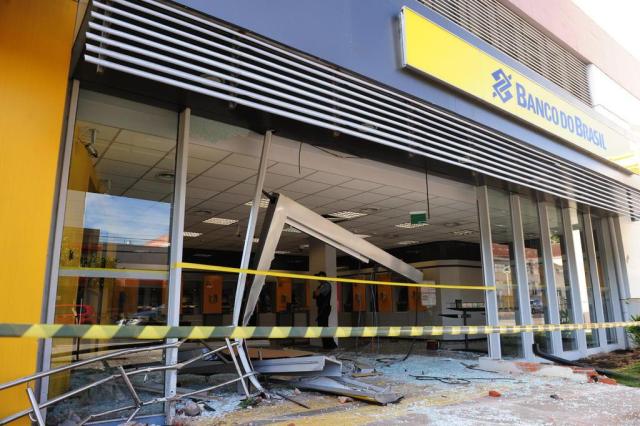 Banco do Brasil atingido por carro em Caxias não tem previsão de reabrir Roni Rigon/Agencia RBS Banco do Brasil atingido por carro em Caxias não tem previsão de reabrir Roni Rigon/Agencia RBS