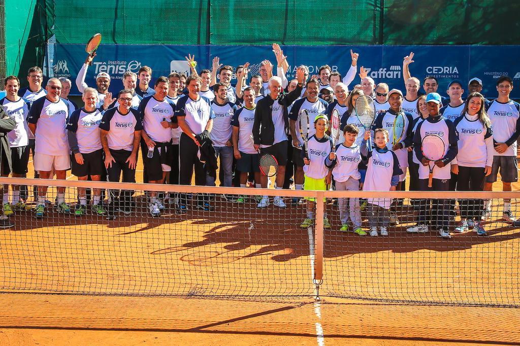 Empresários lançam núcleo de centro de treinamento de tênis para crianças de escolas públicas em Porto Alegre