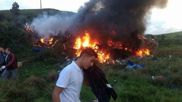 Resultado de imagem para Acidente entre duas ambulâncias, ônibus e carreta deixa 15 mortos no Espírito Santo