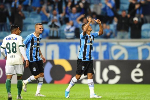 Com gols de Pedro Rocha e Fernandinho, Grêmio vence o Coritiba e segue na cola do líder Félix Zucco/Agência RBS