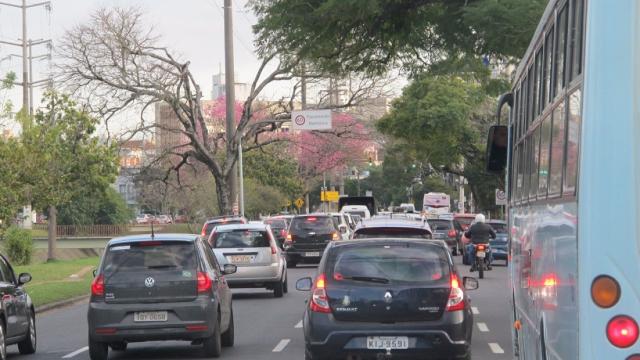 Trânsito é intenso na chegada a Porto Alegre nesta quarta-feira Felipe Daroit / Agência RBS/Agência RBS Trânsito é intenso na chegada a Porto Alegre nesta quarta-feira Felipe Daroit / Agência RBS/Agência RBS