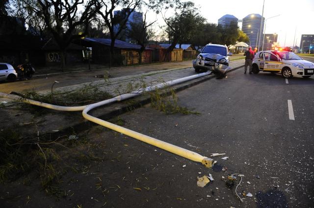 Acidente bloqueia parcialmente o trânsito na Avenida Beira-Rio Ronaldo Bernardi / Agência RBS/Agência RBS Acidente bloqueia parcialmente o trânsito na Avenida Beira-Rio Ronaldo Bernardi / Agência RBS/Agência RBS