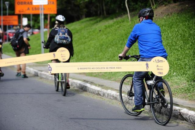 Com régua gigante, Detran "ensina" motoristas a respeitar ciclistas no Moinhos de Vento Ronaldo Bernardi/Agencia RBS