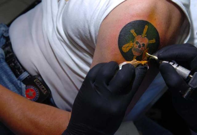Tatuagem do Bope vira febre entre PMs gaúchos Mauro Vieira / Tatuagem do Bope vira febre entre PMs gaúchos Mauro Vieira /