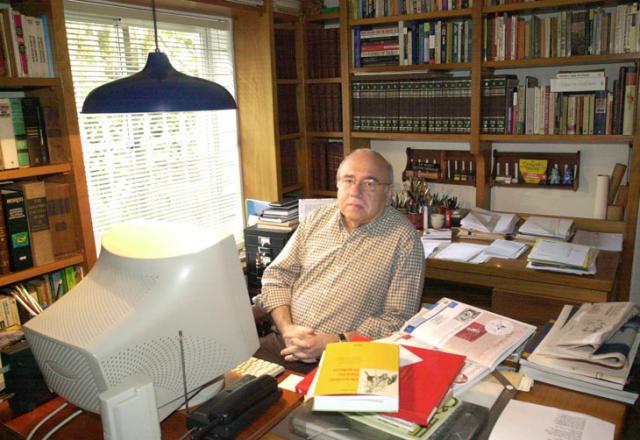 "Poesia para mim é um mistério. Não tenho a menor idéia como se faz", diz Verissimo José Doval, Banco de Dados - 13/05/2003/ "Poesia para mim é um mistério. Não tenho a menor idéia como se faz", diz Verissimo José Doval, Banco de Dados - 13/05/2003/