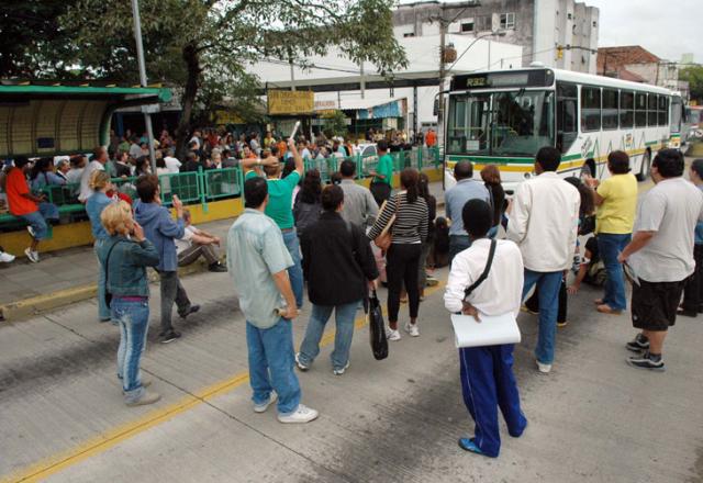 Problema com uniformes de vigilantes causa confusão em posto do INSS na Capital Eduardo Lima / Problema com uniformes de vigilantes causa confusão em posto do INSS na Capital Eduardo Lima /