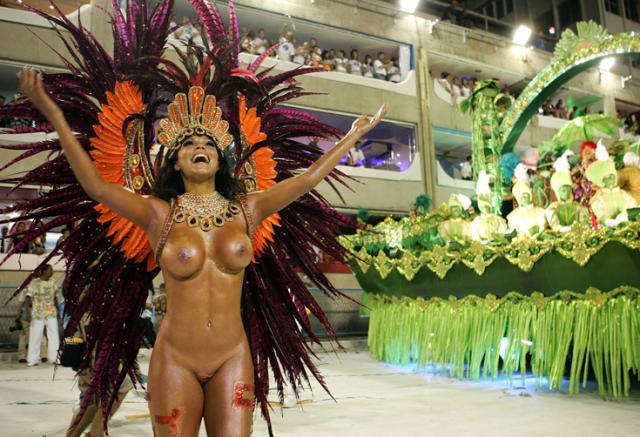 Modelo desfila com tapa-sexo de quatro centímetros no Rio Wilton Junior, AE/ Modelo desfila com tapa-sexo de quatro centímetros no Rio Wilton Junior, AE/