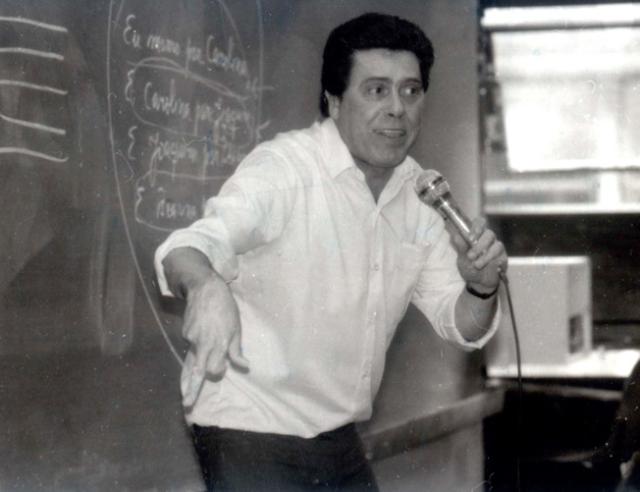 Professor Édison de Oliveira é enterrado em Porto Alegre Reprodução/ Professor Édison de Oliveira é enterrado em Porto Alegre Reprodução/