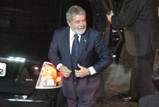 Filha de Dilma entra na igreja para seu casamento em Porto Alegre Mauro Vieira/ Filha de Dilma entra na igreja para seu casamento em Porto Alegre Mauro Vieira/