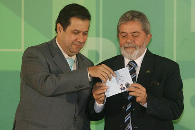 Governo lança novo modelo de carteira de trabalho Divulgação / Governo lança novo modelo de carteira de trabalho Divulgação /