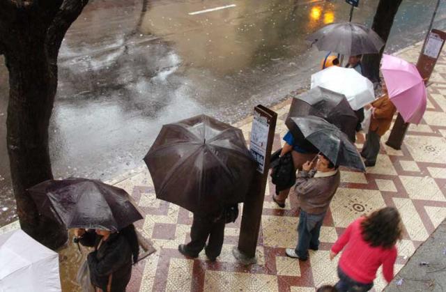 Pelas ruas: parada sem cobertura deixa usuários de ônibus sob sol e chuva no Centro Ronaldo Bernardi/ Pelas ruas: parada sem cobertura deixa usuários de ônibus sob sol e chuva no Centro Ronaldo Bernardi/