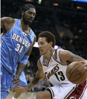 Varejão leva a melhor sobre Nenê em confronto de brasileiros na NBA Tony Dejak, AP / Varejão leva a melhor sobre Nenê em confronto de brasileiros na NBA Tony Dejak, AP /