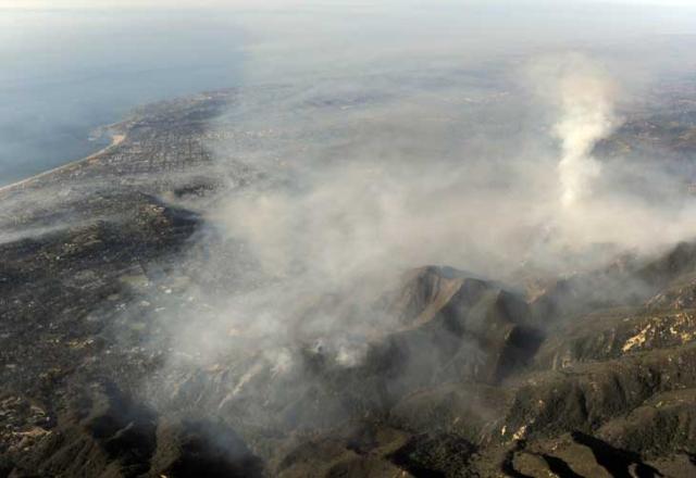Incêndio na Califórnia deixa 13 feridos e atinge cem casas Kevork Djansezian, AP / Incêndio na Califórnia deixa 13 feridos e atinge cem casas Kevork Djansezian, AP /