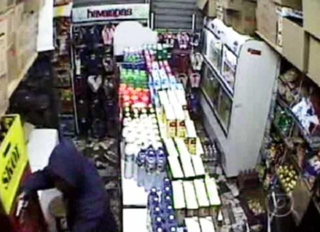Câmera filma assalto e morte de comerciante em SP Reprodução, Globonews/ Câmera filma assalto e morte de comerciante em SP Reprodução, Globonews/