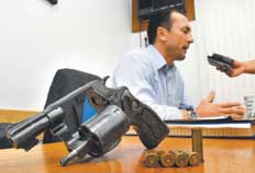 Delegado está com arma utilizada por torcedores Eduardo Lima/ Delegado está com arma utilizada por torcedores Eduardo Lima/