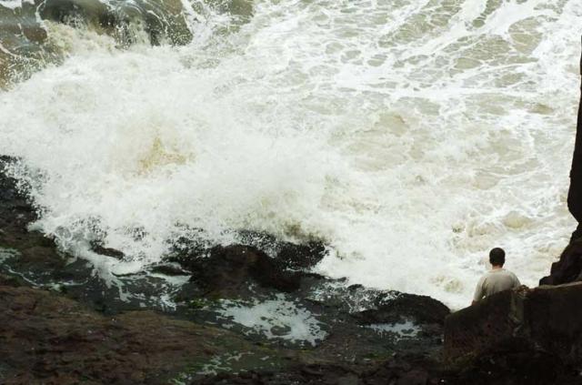 Jovem é atingido por onda e morre no Morro da Guarita, em Torres Daniel Marenco/ Jovem é atingido por onda e morre no Morro da Guarita, em Torres Daniel Marenco/