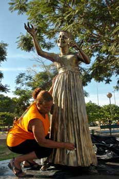 Pelas Ruas: estátua de Elis Regina terá monitoramento por câmera Ronaldo Bernardi / Pelas Ruas: estátua de Elis Regina terá monitoramento por câmera Ronaldo Bernardi /