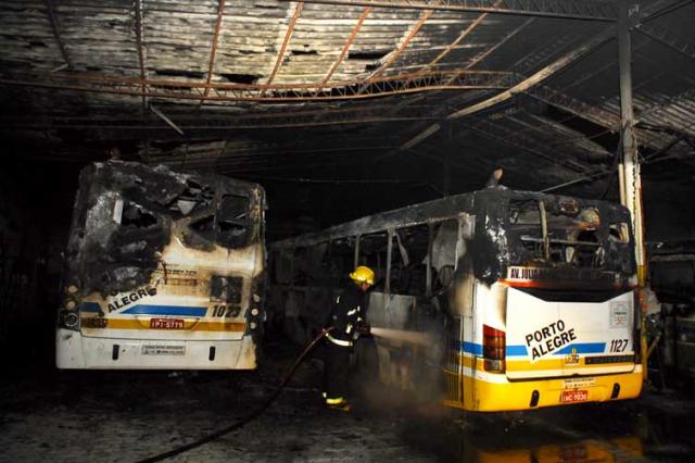 Incêndio atinge garagem de empresa de ônibus na Capital Edu Lima, Especial/ Incêndio atinge garagem de empresa de ônibus na Capital Edu Lima, Especial/