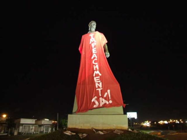 Pelas Ruas: estátua do Laçador amanhece coberta por pano com palavras contra o governo Yeda Vinicius Fleck de Almeida, Divulgação/ Pelas Ruas: estátua do Laçador amanhece coberta por pano com palavras contra o governo Yeda Vinicius Fleck de Almeida, Divulgação/