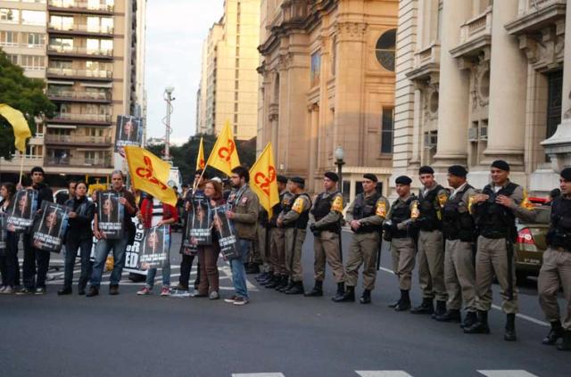 Após ação do MPF contra Yeda, manifestantes protestam em frente ao Palácio Piratini Valdir Friolin/ Após ação do MPF contra Yeda, manifestantes protestam em frente ao Palácio Piratini Valdir Friolin/