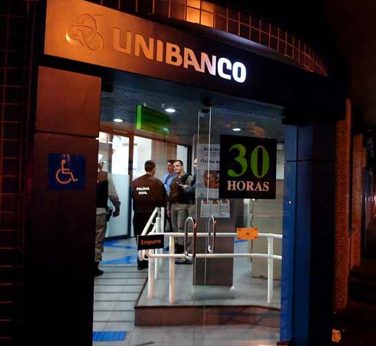 Banco é arrombado, mas ladrões fogem sem o dinheiro Marcos Nagelstein / Banco é arrombado, mas ladrões fogem sem o dinheiro Marcos Nagelstein /
