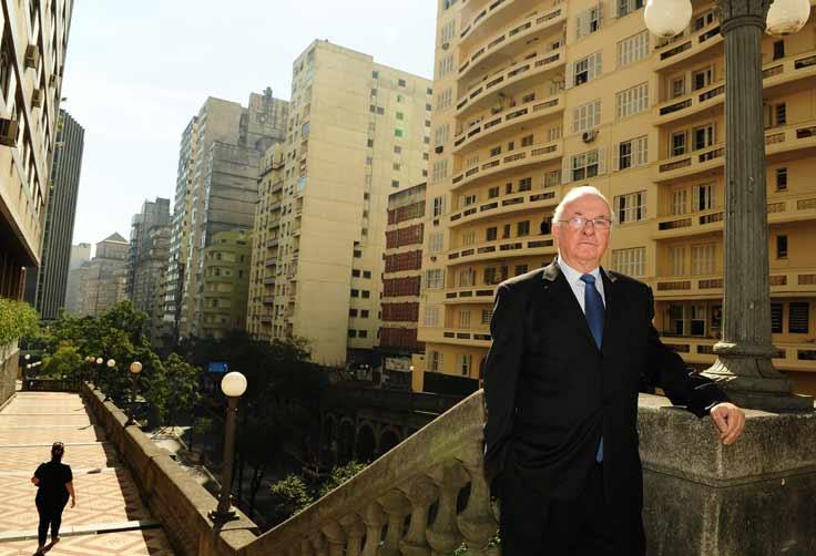O pai do marido fortemente bebe