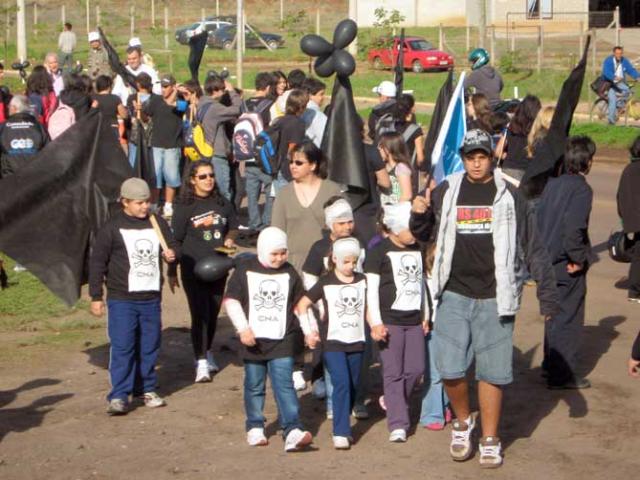 Moradores protestam por mais segurança no trânsito da RS-401 em Charqueadas Divulgação / Moradores protestam por mais segurança no trânsito da RS-401 em Charqueadas Divulgação /