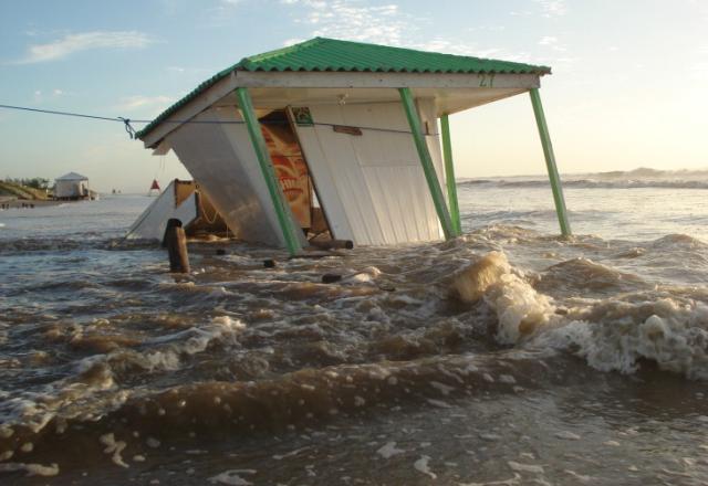 Ressaca destrói quiosques e assusta moradores no Litoral Norte Gerson Antunes/ Ressaca destrói quiosques e assusta moradores no Litoral Norte Gerson Antunes/