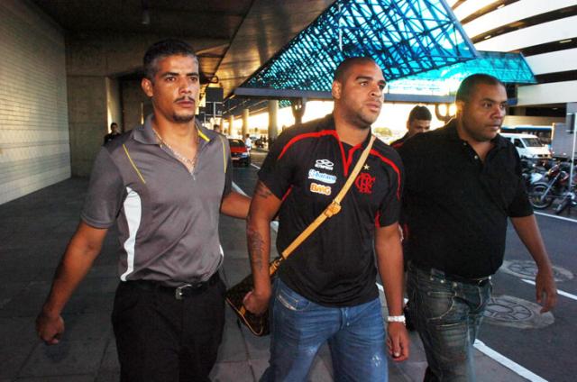 Jornal publica fotos de Adriano com arma e referência ao Comando Vermelho Tadeu Vilani/ Jornal publica fotos de Adriano com arma e referência ao Comando Vermelho Tadeu Vilani/