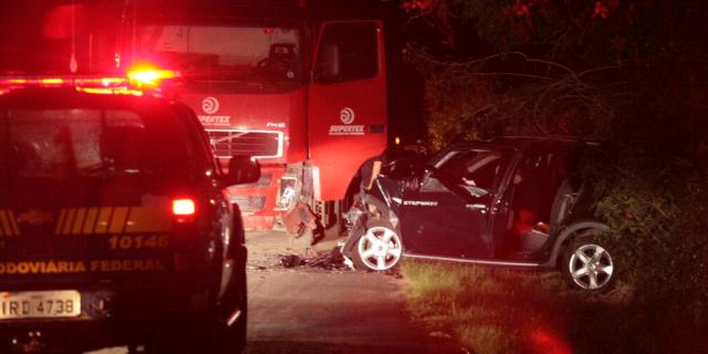 Idosa morre em acidente entre carro e caminhão na região central do Estado Ronald Mendes/ Idosa morre em acidente entre carro e caminhão na região central do Estado Ronald Mendes/