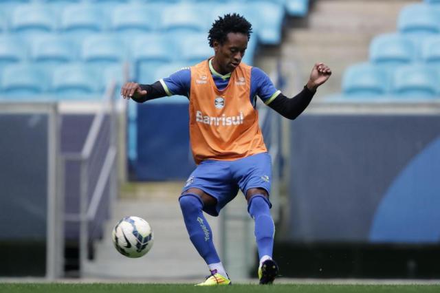Grêmio perde Ramiro, mas ganha Zé Roberto para enfrentar Chapecoense