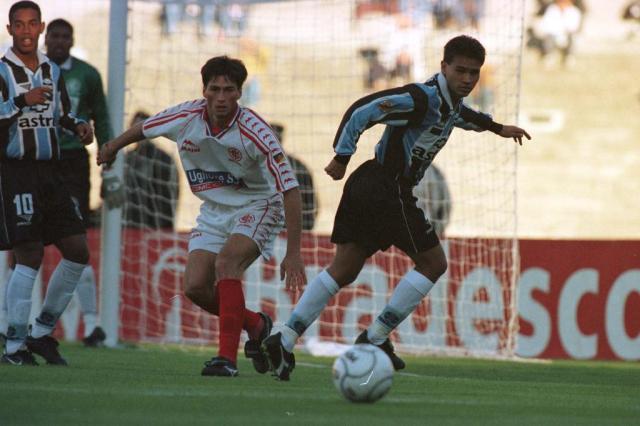Riograndense acerta com zagueiro campeão pelo Grêmio