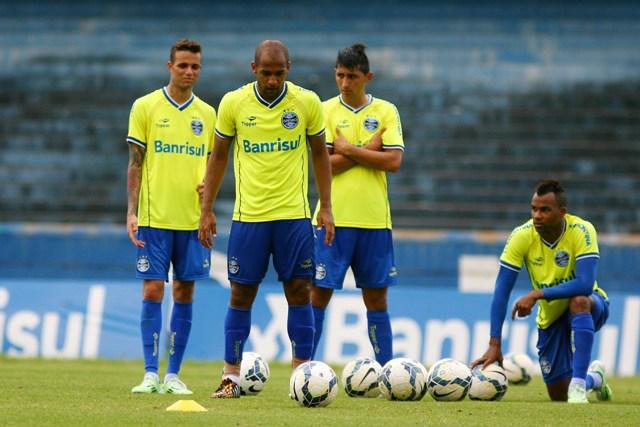 Após treino fechado, Fellipe Bastos se destaca em cobranças de falta