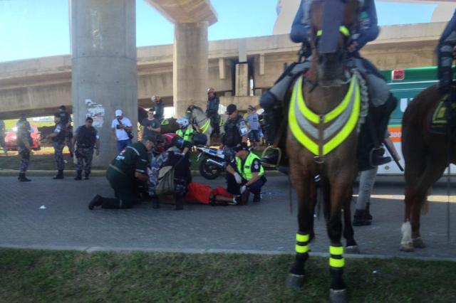 Polícia investiga queda de torcedores de ônibus a caminho da Arena