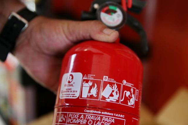 Denatran adia fiscalização de novos extintores para início de abril Fernando Gomes/Agencia RBS Denatran adia fiscalização de novos extintores para início de abril Fernando Gomes/Agencia RBS