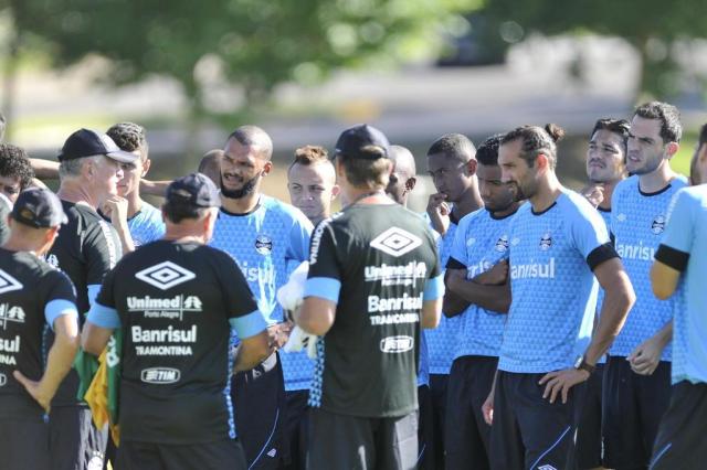 Sob sol forte, treino de goleiro parece sessão de tortura