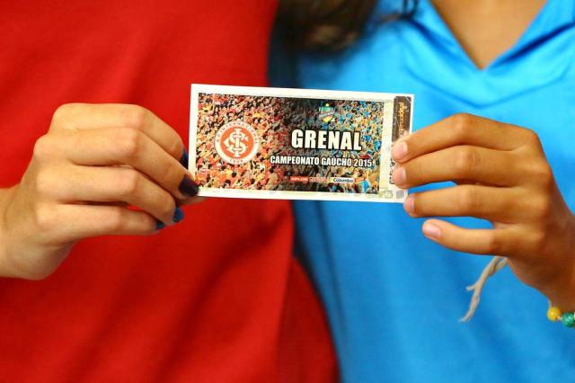 Em Gre-Nal histórico com torcida mista, times vivem momentos distintos