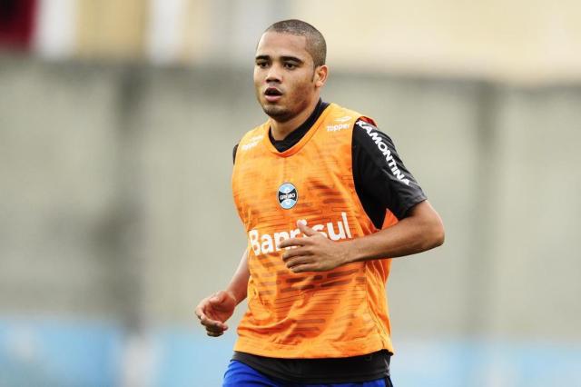 Grêmio negocia empréstimo de Adriano para o Avaí