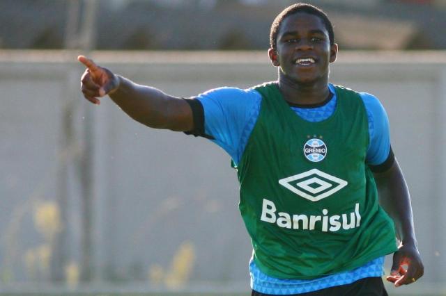 Felipão fecha treino e esconde duelo entre Braian e Mamute