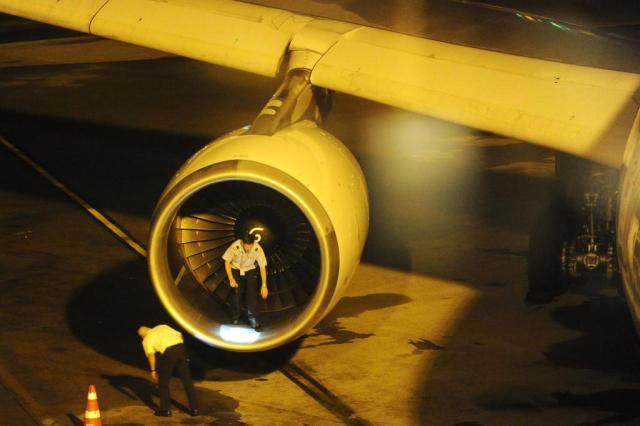 Avião aterra de emergência e vídeo assustador mostra momento em que avaria  aconteceu