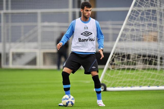 Roger usa Thyere como titular em treino para corrigir erros do ataque