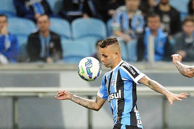 Com dores no pé, Luan volta a ficar fora de treino do Grêmio