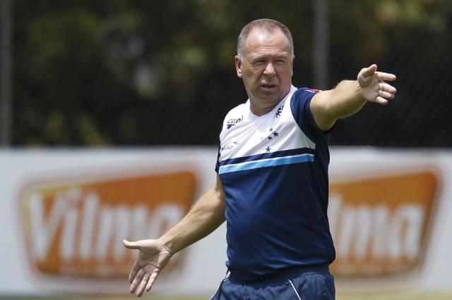 Sem Henrique, Mano mostra confiança em nova dupla de volantes do Cruzeiro e explica funções